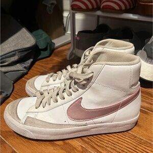 Nike Blazer Kids Sneakers in White and Pink